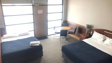 Minibar, escritorio, tabla de planchar con plancha y wifi gratis