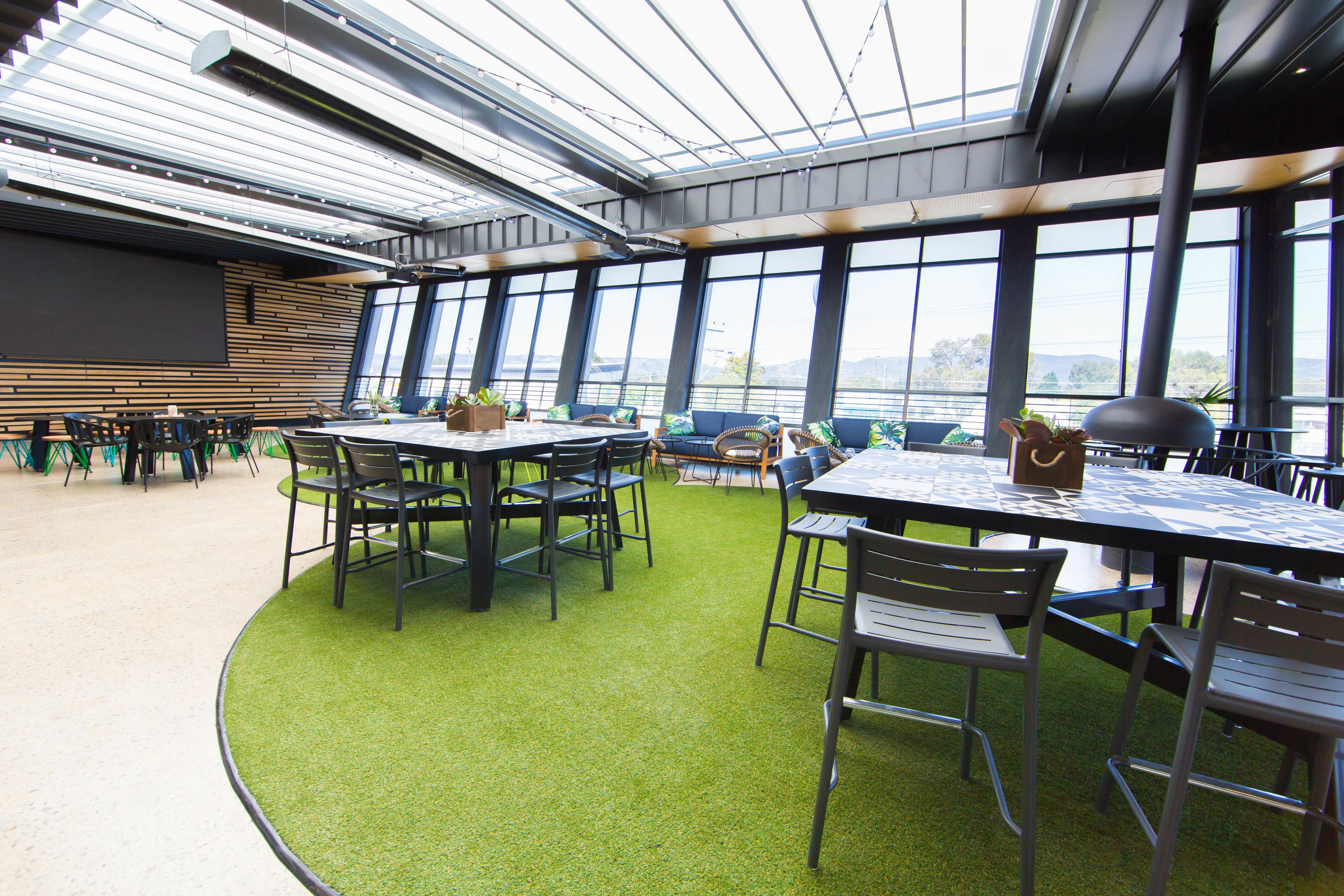 2 restauranter; serverer morgenmad