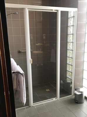 Amenidades de baño gratuitas, toallas, papel de baño 