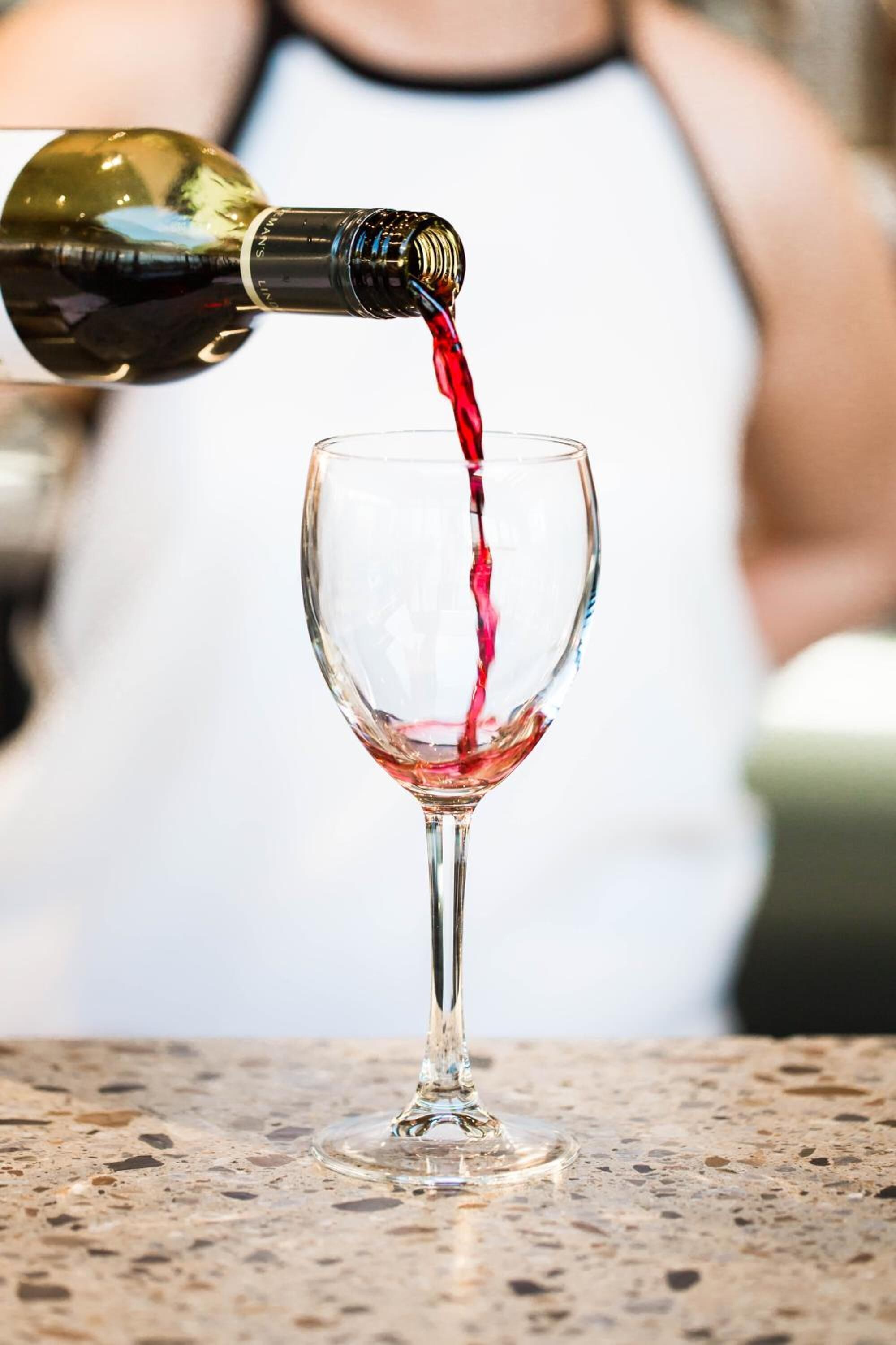 Wein in ein Glas einschenken.