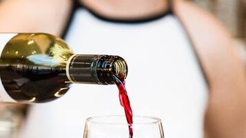 Wein in ein Glas einschenken.