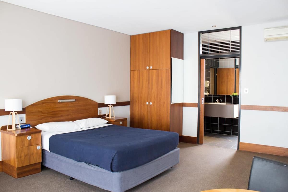 Minibar, escritorio, tabla de planchar con plancha y wifi gratis