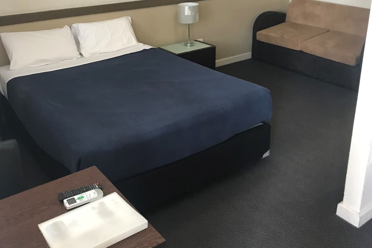 Minibar, escritorio, tabla de planchar con plancha y wifi gratis