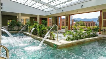 Espace de soins pour les couples, sauna, bain Ă remous, soins corporels