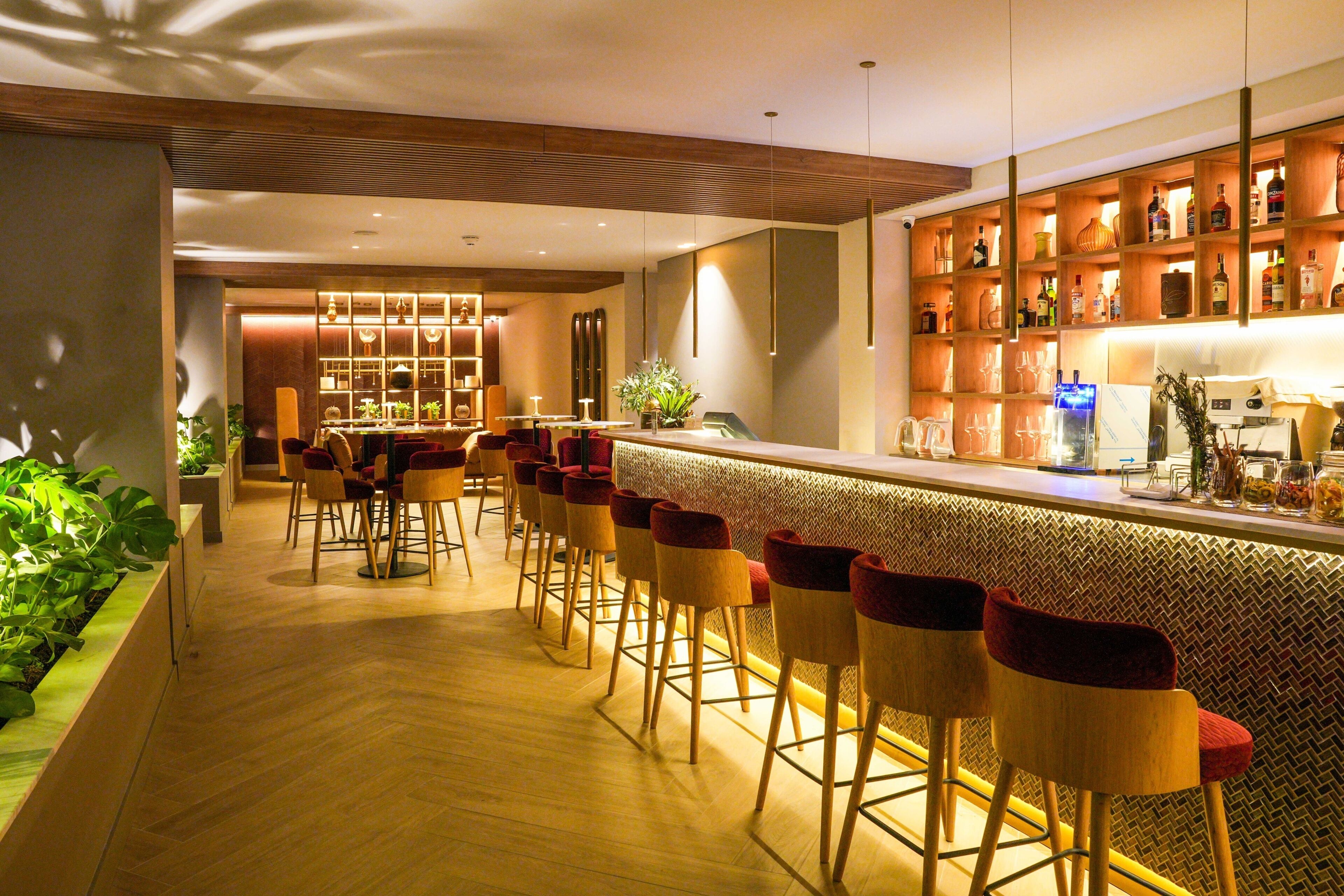 2 restaurants servant le déjeuner et le dîner