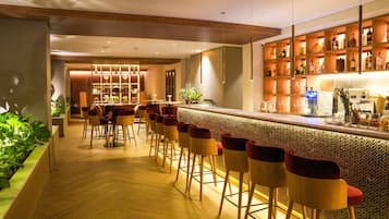 2 restaurants servant le déjeuner et le dßner