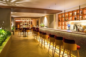 2 restaurants; lunch and dinner served