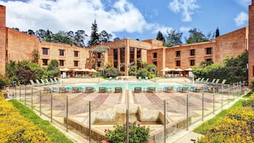 Piscina externa, funciona das 7h30 às 19h, guarda-sóis, espreguiçadeiras