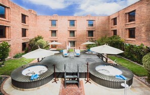 Piscine extérieure, parasols de plage, chaises longues