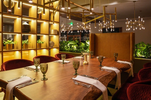 2 restaurants; lunch and dinner served