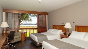 Chambre Deluxe avec lits jumeaux, 2 lits une place, vue lac | Literie de qualité supérieure, matelas mémoire de forme, minibar