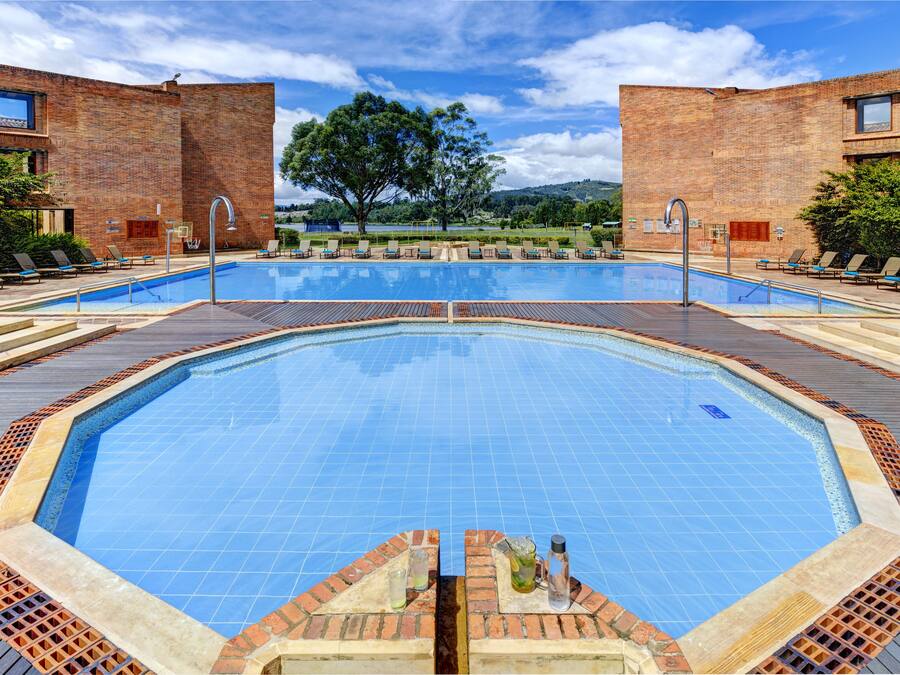 Udendørs pool, åben fra kl. 07.30 til kl. 19.00, parasoller, liggestole