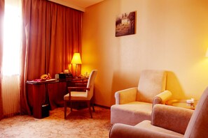 Suite – deluxe, 1 kingsize-seng | Oppholdsområde | En 32-tommers TV med Parabol-TV samt DVD-spiller