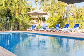 Outdoor pool, a heated pool - Arlia Sands Apartments (Torquay)