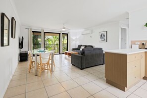 LCD TV, DVD player - Arlia Sands Apartments (Torquay)