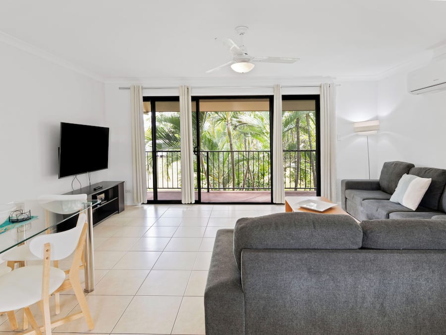 Una televisión LCD, un reproductor de DVD