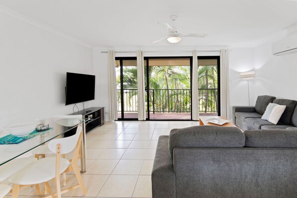 LCD TV, DVD player - Arlia Sands Apartments (Torquay)