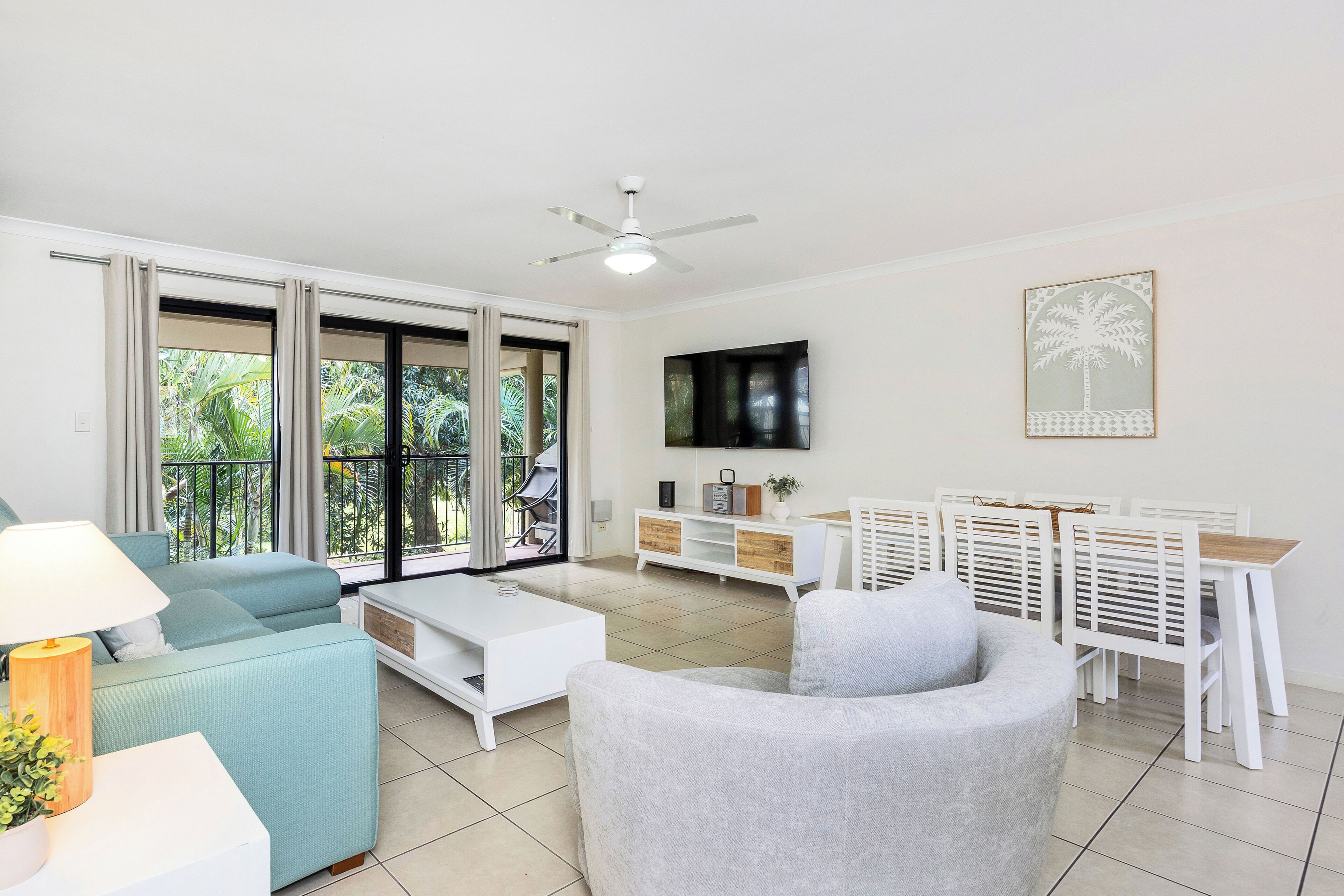 Muebles diferentes, tabla de planchar con plancha y wifi gratis 