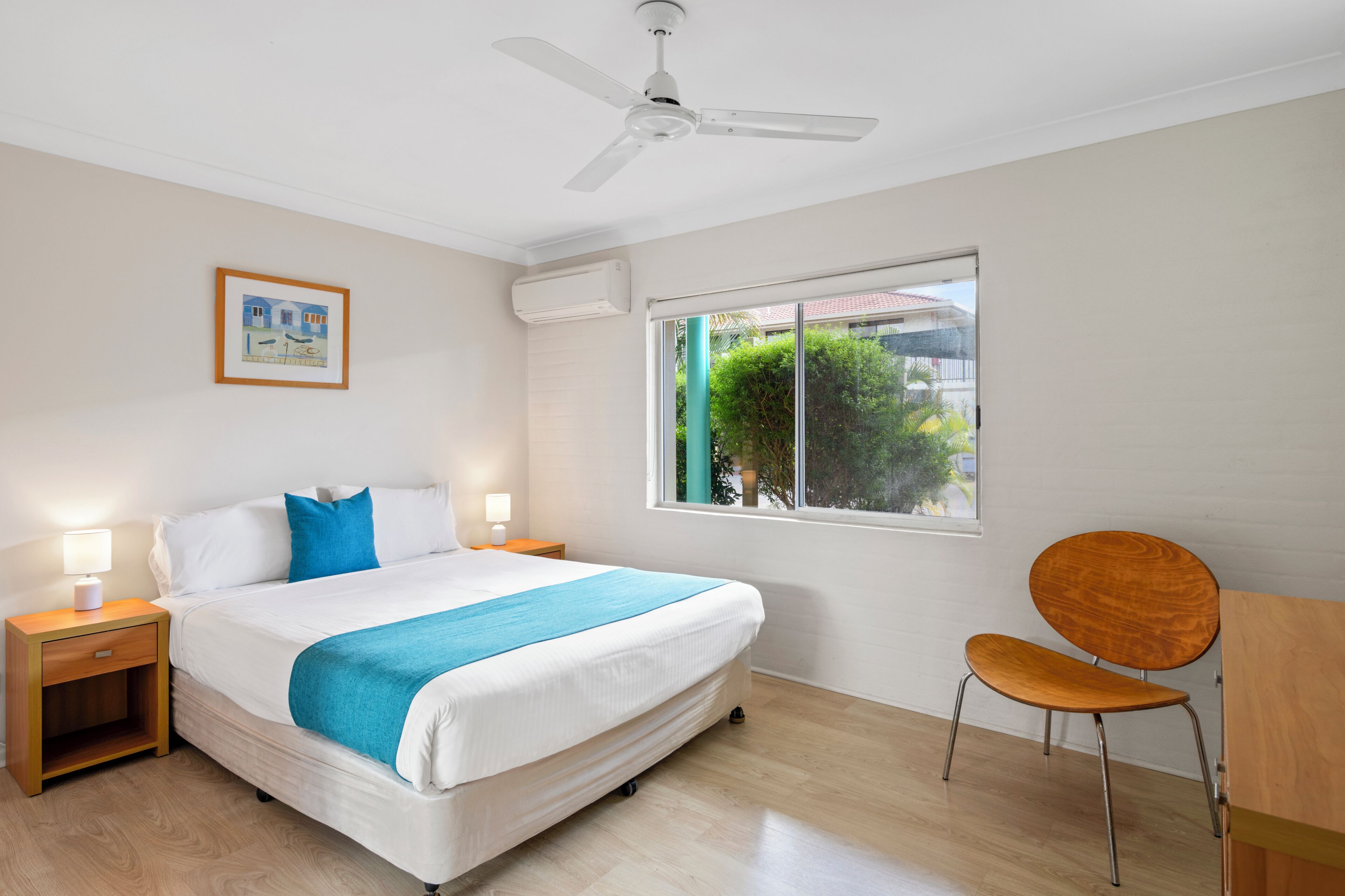 Muebles diferentes, tabla de planchar con plancha y wifi gratis 