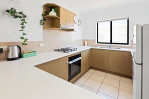 Full-sized fridge, microwave, stovetop, coffee/tea maker - Arlia Sands Apartments (Torquay)