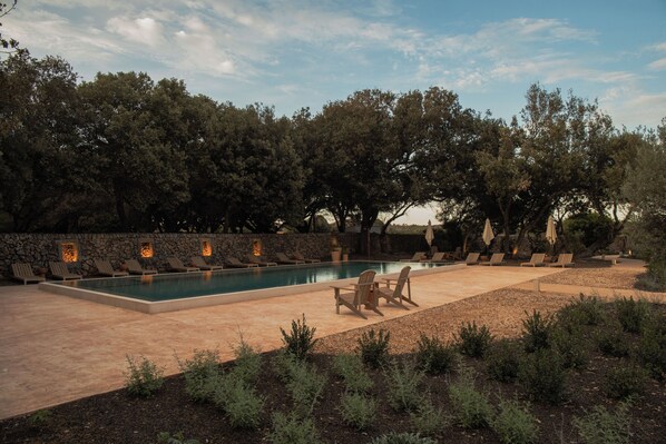 Piscina externa, guarda-sóis, espreguiçadeiras