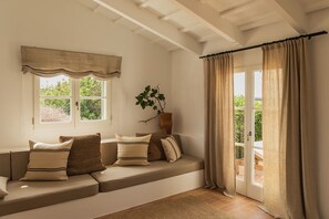 Minibar, coffres-forts dans les chambres, bureau