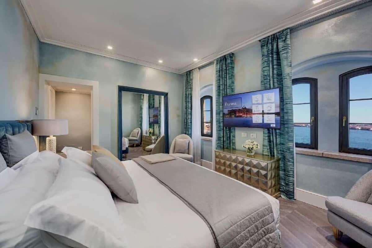 Hypo-allergenic bedding, minibar, in-room safe, individually furnished