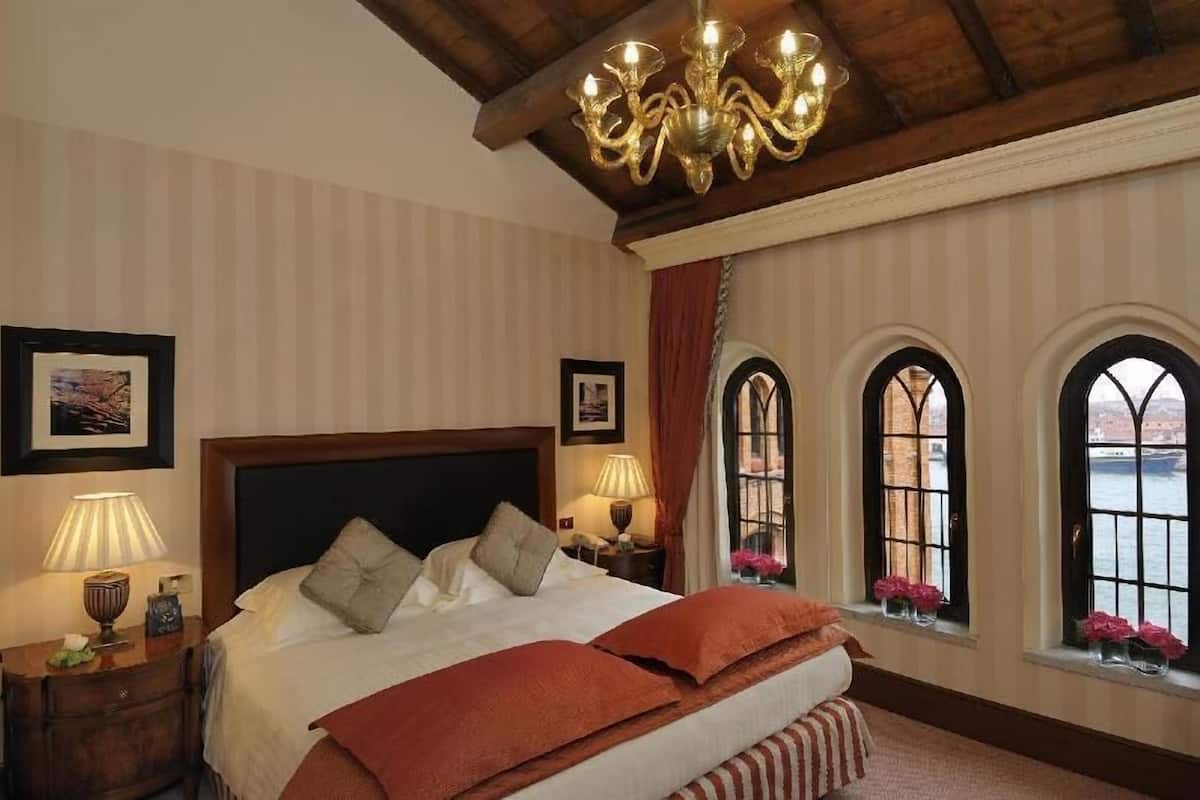 Hypo-allergenic bedding, minibar, in-room safe, individually furnished