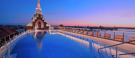 Seasonal outdoor pool, pool umbrellas, sun loungers