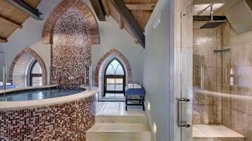 Presidential Suite | Bathroom | Shower, rainfall showerhead, free toiletries, hair dryer