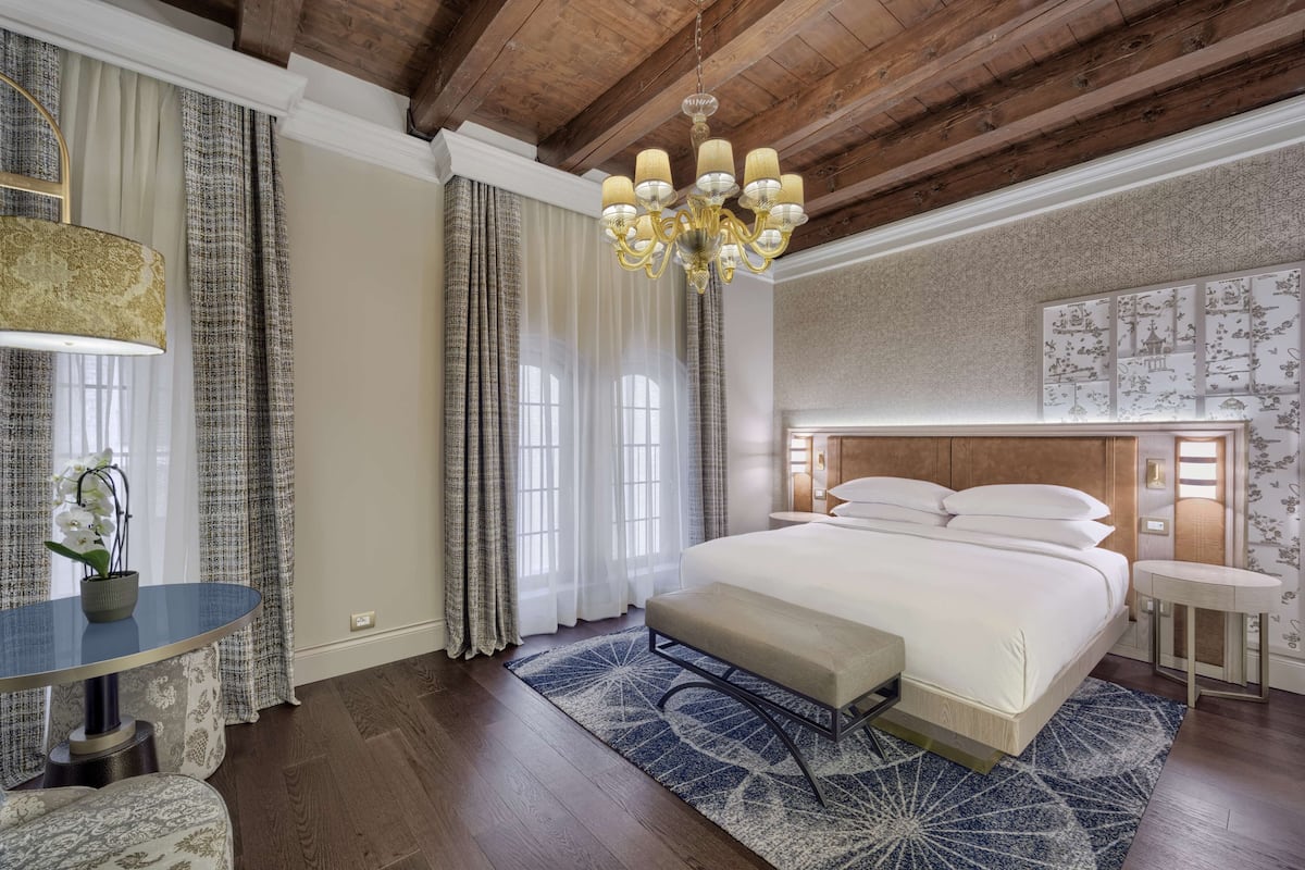 Hypo-allergenic bedding, minibar, in-room safe, individually furnished