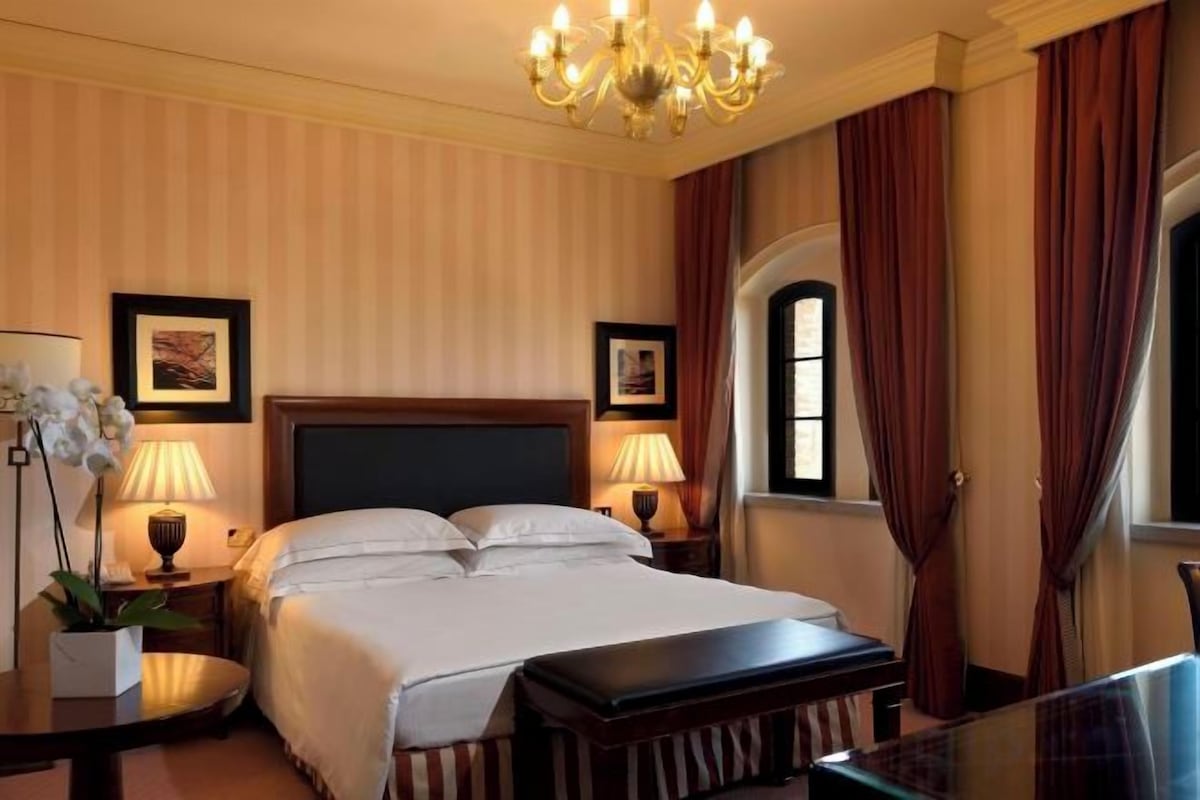 Ropa de cama hipoalergénica, minibar, caja fuerte y cortinas opacas