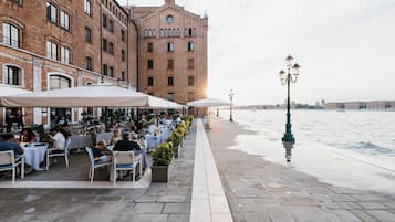 3 restaurants, breakfast, lunch, dinner served; Italian cuisine