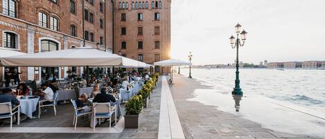 3 restaurants, breakfast, lunch, dinner served; Italian cuisine