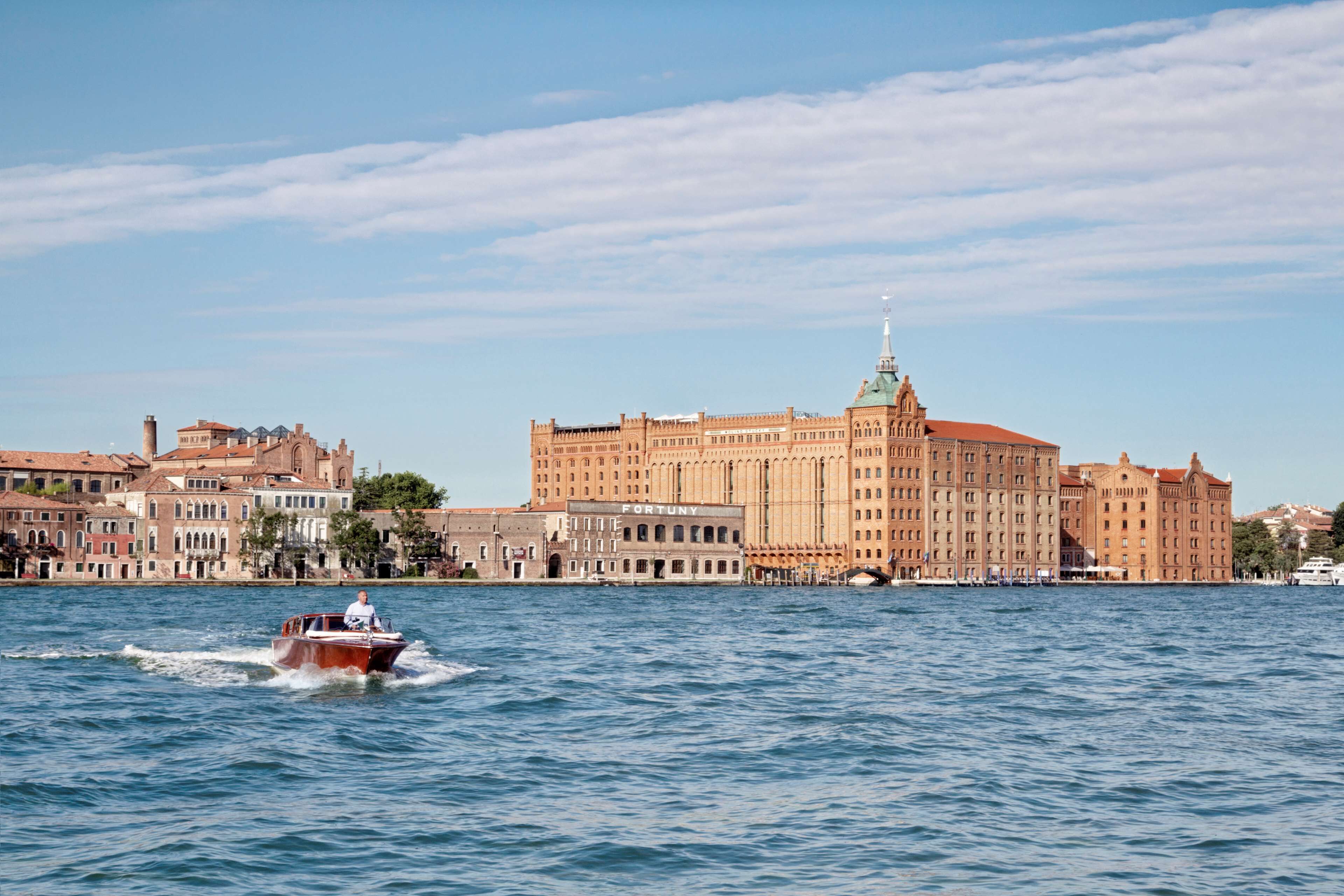 Un edificio histórico con una cúpula destacada y vistas al agua.