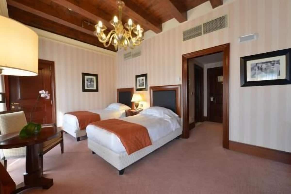 Hypo-allergenic bedding, minibar, in-room safe, individually furnished