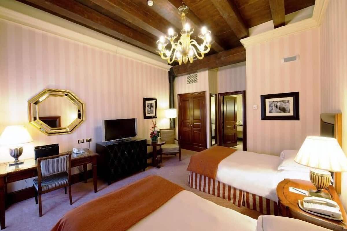 Hypo-allergenic bedding, minibar, in-room safe, individually furnished