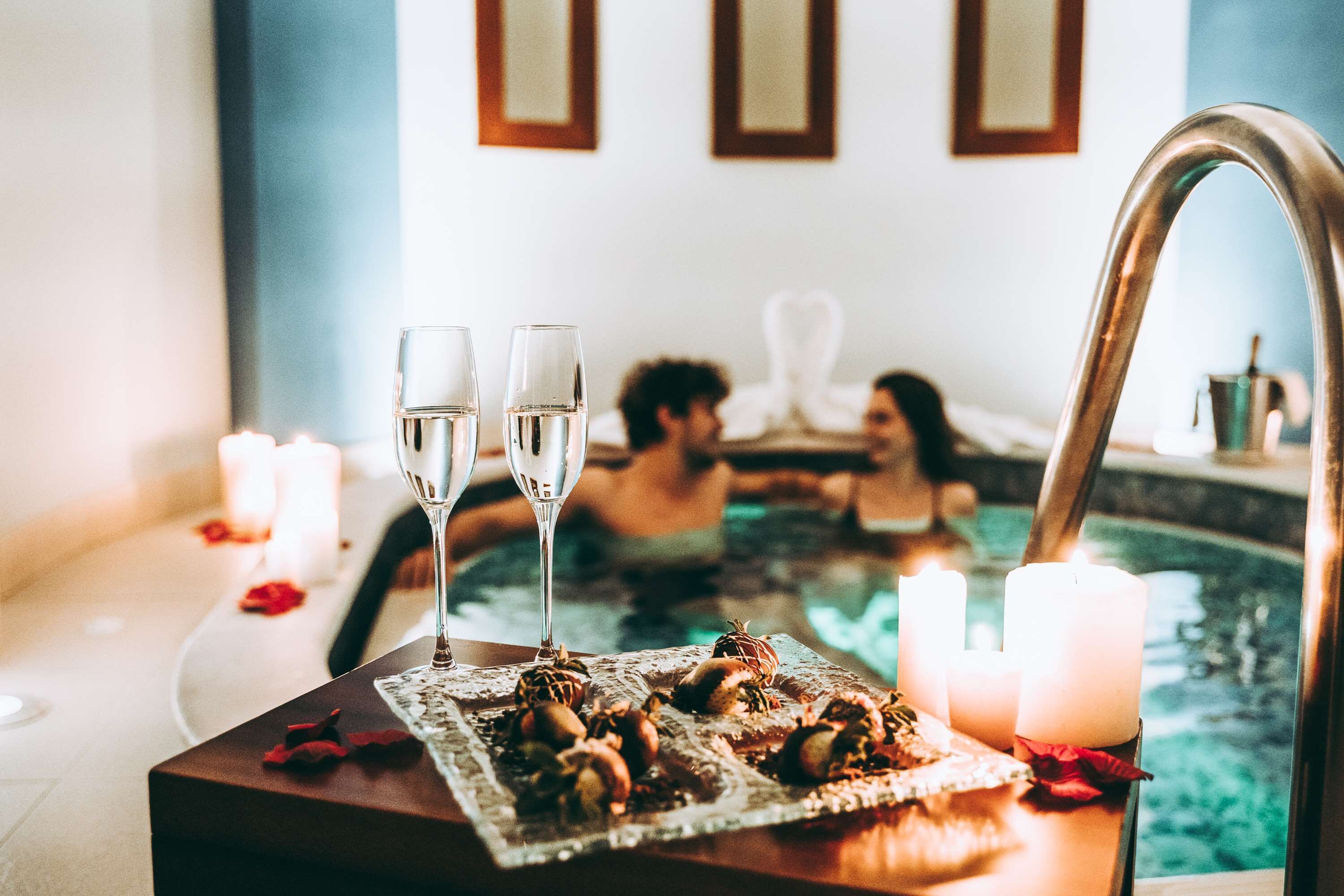 Couples treatment rooms, sauna, hot tub, steam room, body treatments