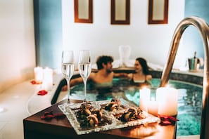 Behandlingsrum för par, bastu, bubbelpool och ångbastu