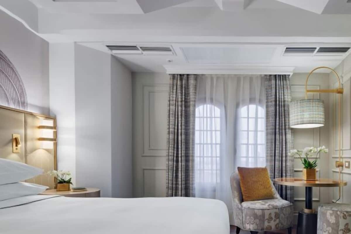 Hypo-allergenic bedding, minibar, in-room safe, individually furnished