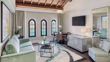 Executive Suite (Venice View) | Living area | 40-inch LED TV with satellite channels, TV, toys