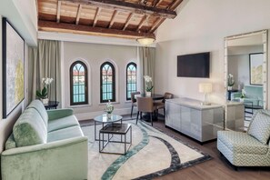 Suite Executive (Venice View) | Area soggiorno | TV LED 40 pollici con canali satellitari, TV, giocattoli