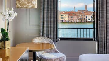 Habitación de hotel con vista a un canal y edificios históricos.