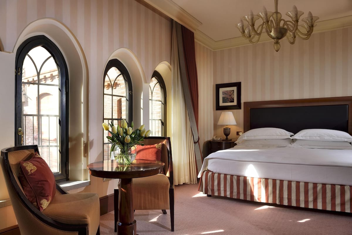 Room, 1 King Bed | Hypo-allergenic bedding, minibar, in-room safe, individually furnished