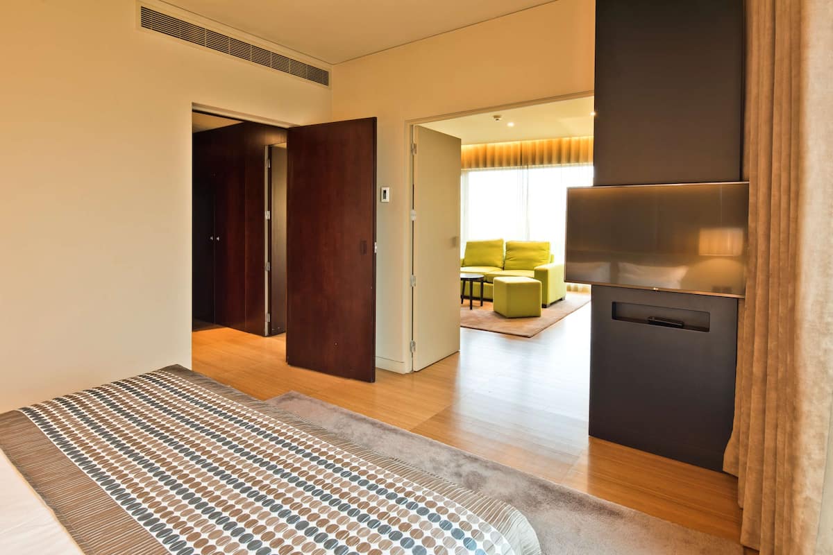 Suite, 1 Double Bed, Bathtub