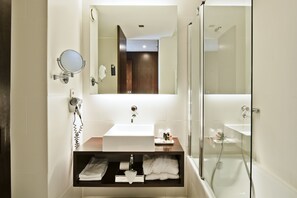 Combined shower/tub, eco-friendly toiletries, hair dryer, bidet