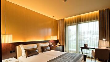 Standard Room, 2 Twin Beds, Bathtub | Minibar, in-room safe, desk, soundproofing