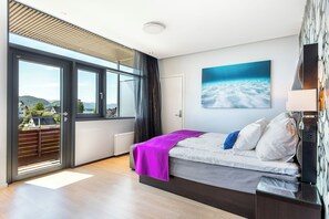 Escritorio y espacio para trabajar con laptop 