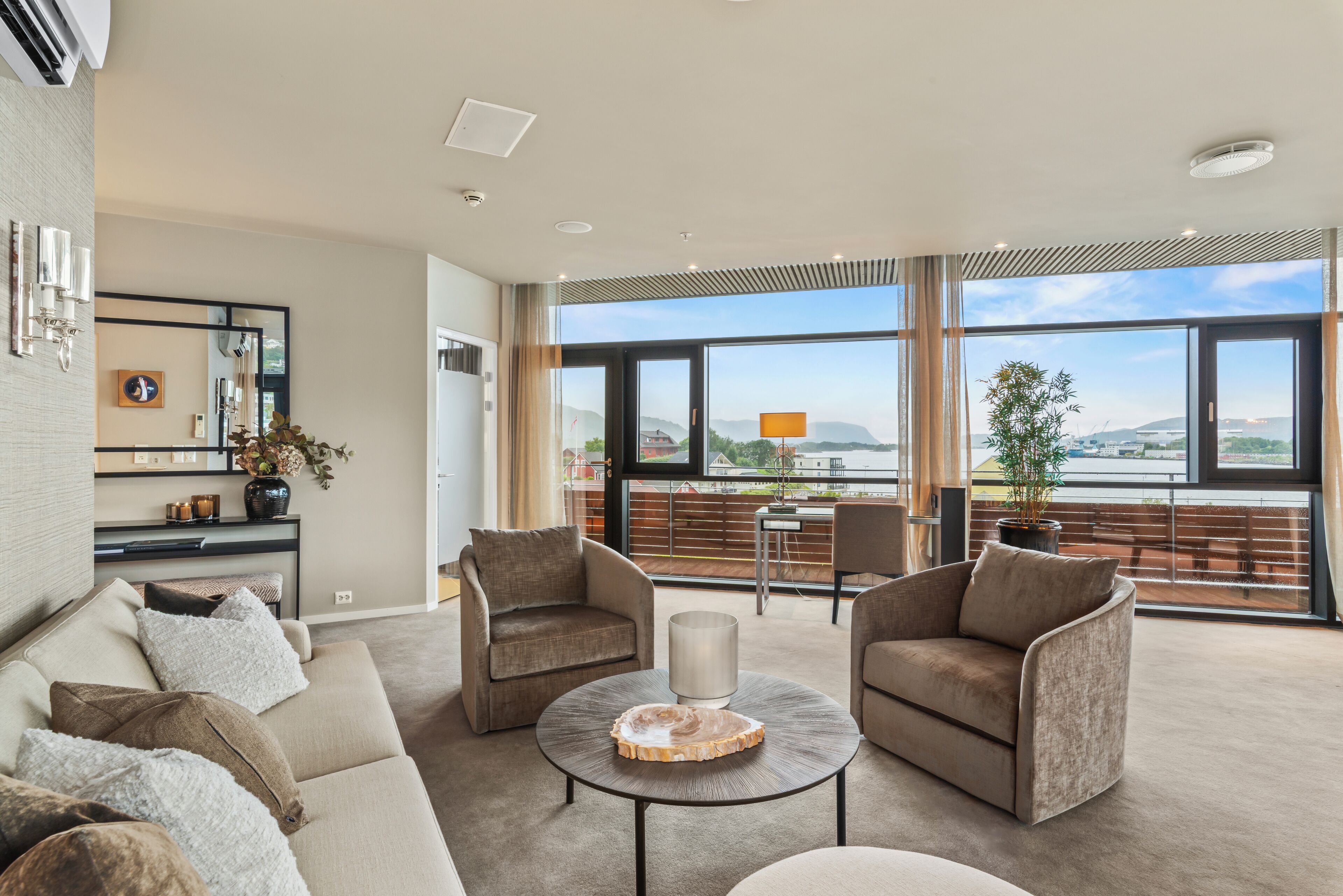 Suite, 1 dobbeltseng, ikke-røyk | Oppholdsområde | Flatskjerm-TV, filmkjøp og oppvarmet gulv