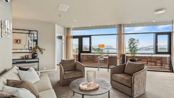 Suíte, 1 cama de casal, para não fumantes | Área de estar | TV de tela plana, filmes pagos, pisos aquecidos